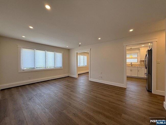 Building Photo - 682 Valley Brook Ave