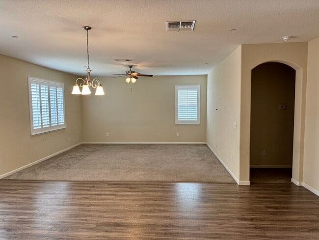 Foto del edificio - Spacious 4 Bedroom 3 1/2 Bath Home Available Now