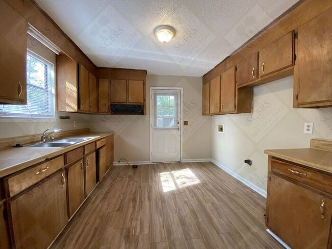 Building Photo - 3 bedroom, 1.5 bath - Great Location 29223
