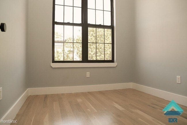 Foto del edificio - 1355 Putnam Ave
