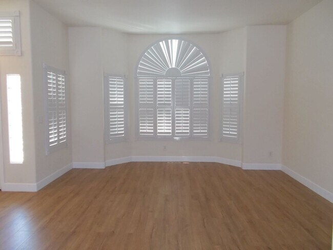 Foto del edificio - Charming Home in Gated Melrose Park Estates with Dual Fireplaces & Covered Patio