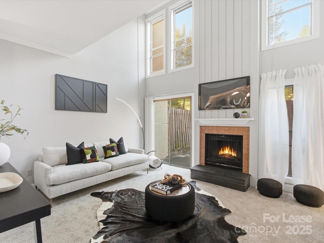 Foto principal - 7925 Charter Oak Ln