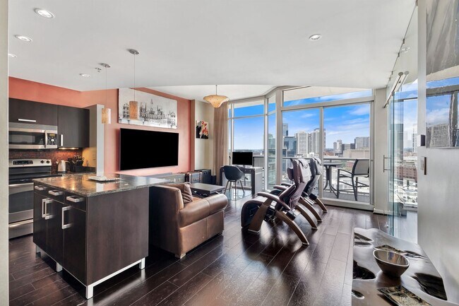 Building Photo - Fully Furnished 15th Floor Condo At Icon I...