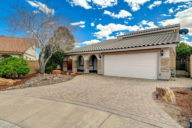 Foto del edificio - Charming 4 bedroom 3 bath fully furnished pool home in the heart of spring valley!