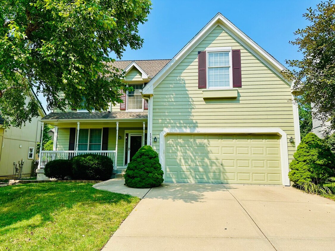 Primary Photo - {12122} Spacious Lexington Park Two-Story ...