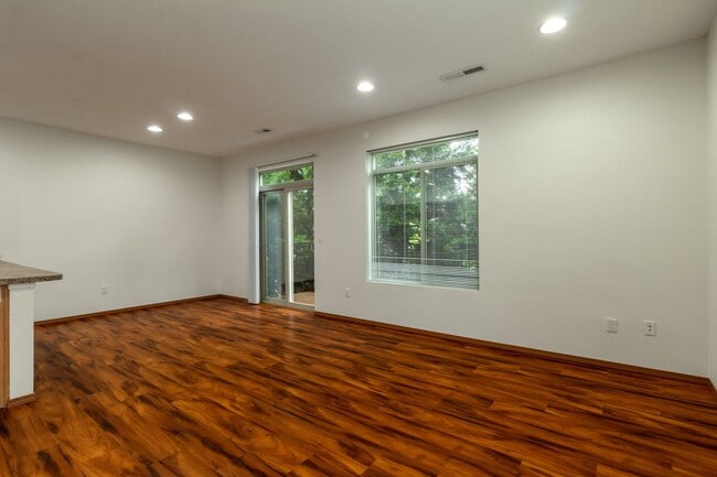 Building Photo - SKYVIEW HIGH - Beautiful 3 Bed 3.5 bath plus large bonus room - Town home with 2 Car Garage