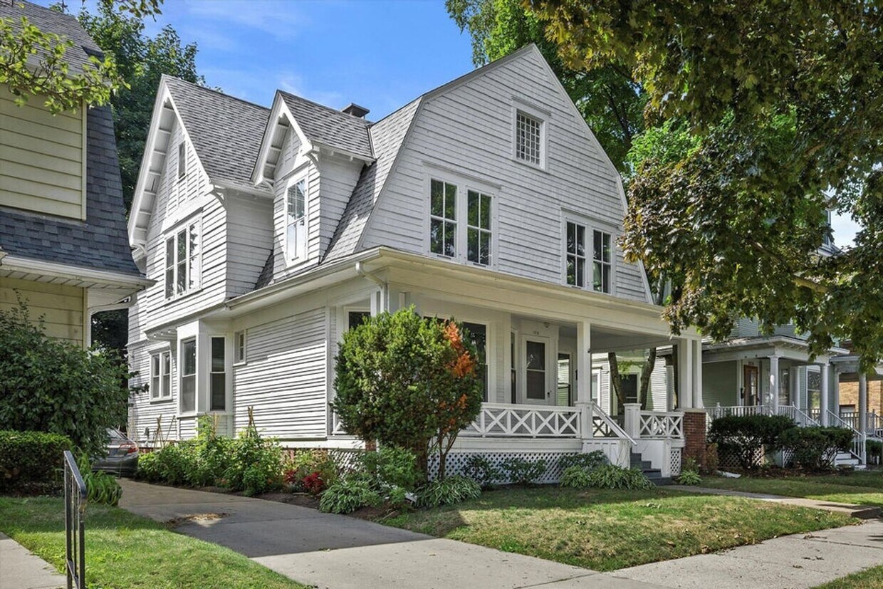 Foto principal - Updated 4 Bedroom Victorian on College Ave