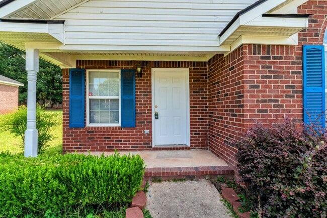 Building Photo - $1,395 - 3 bed/2 bath house for rent, fully renovated!