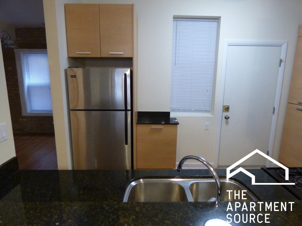 Primary Photo - 1336 W Estes Ave