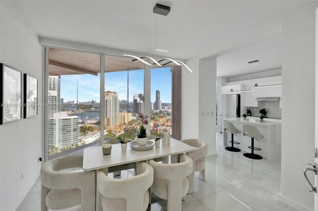 Foto del edificio - 300 S Pointe Dr