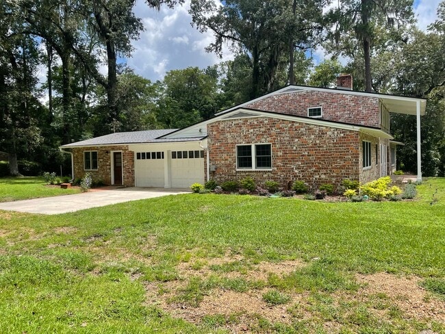 Building Photo - Stunning 3-Bedroom Home with Attached Priv...