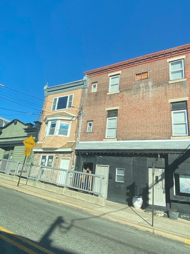 Building Photo - 447 Sharon Ave