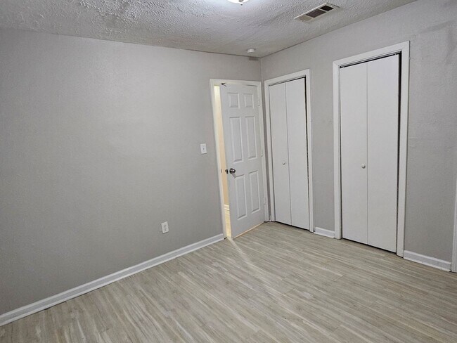 Building Photo - Lawrence Rd 227-229 (Duplex)