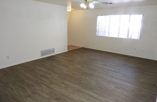 Foto del edificio - 3+2 Stylish, Move-In Ready Home with New Flooring and Fresh Interior