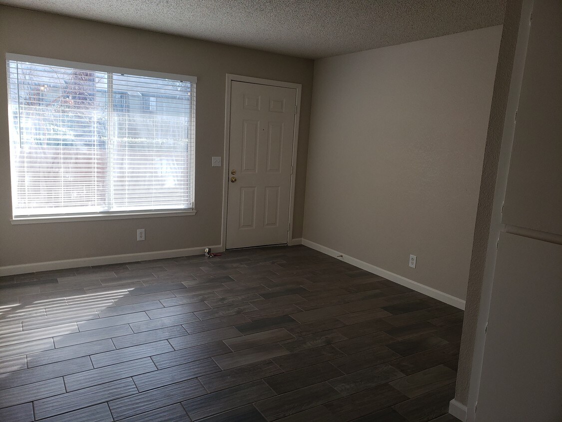 Sala de estar - 6400 66th Ave