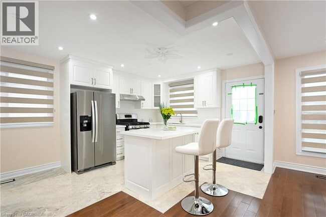 Photo du bâtiment - 48 Larchwood Cir