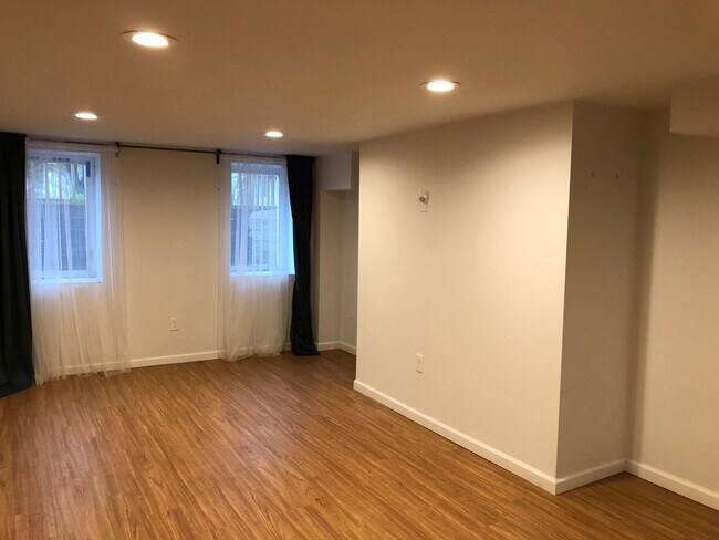 Foto del edificio - 2475 E Maple Rd