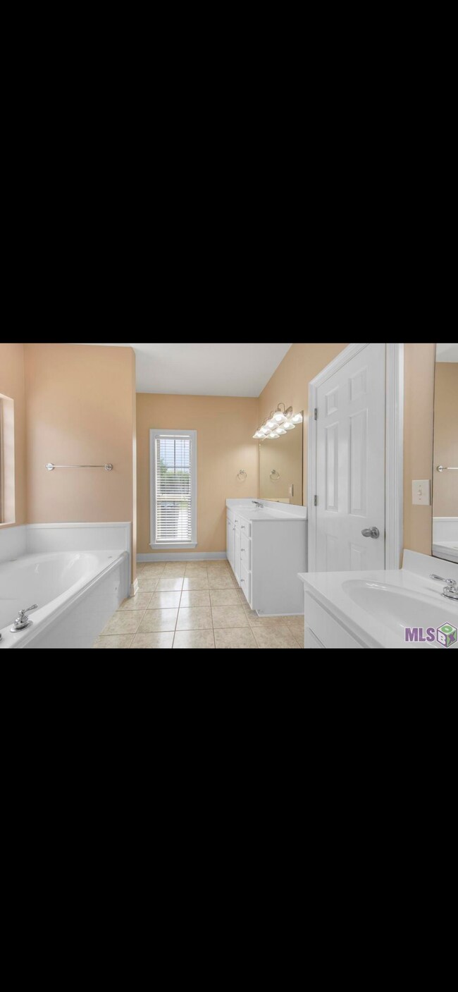 Building Photo - 2141 Springstone Dr