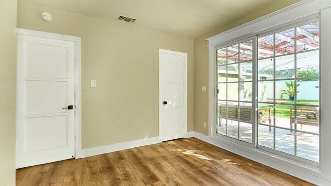 Building Photo - 621 Hewitt St