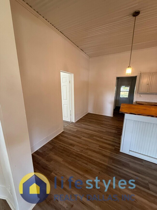 Cocina con espacio pequeño para mesa de cocina - 1750 Maple Ave