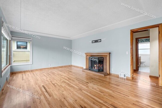 Foto del edificio - Charming 4-Bedroom Home in St. Johns with Finished Basement & Spacious Living Areas