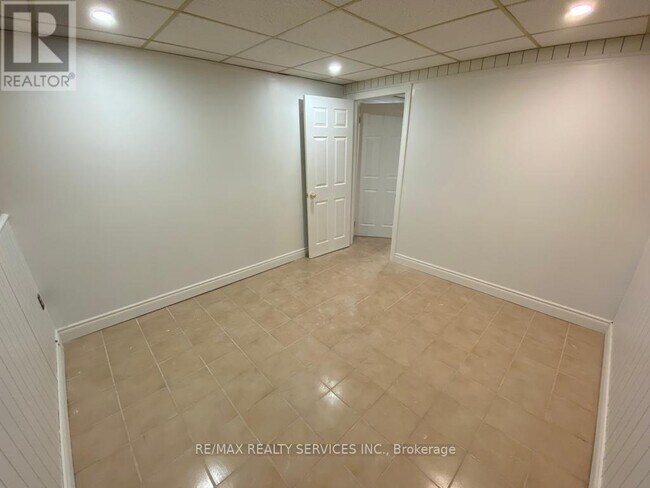Building Photo - 27 STANWELL Dr
