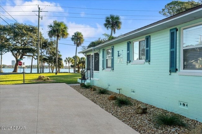 Building Photo - 1146 Riverside Dr