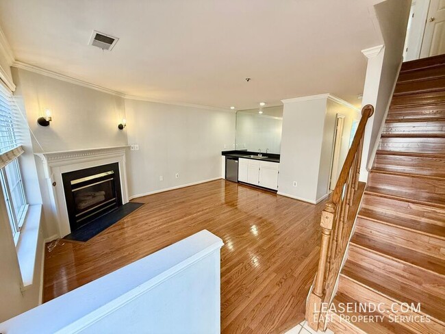 Building Photo - 3044 S Glebe Rd