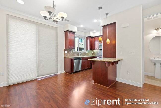 Building Photo - 2 br, 2.5 bath Townhome - 1188 Morse Avenu...