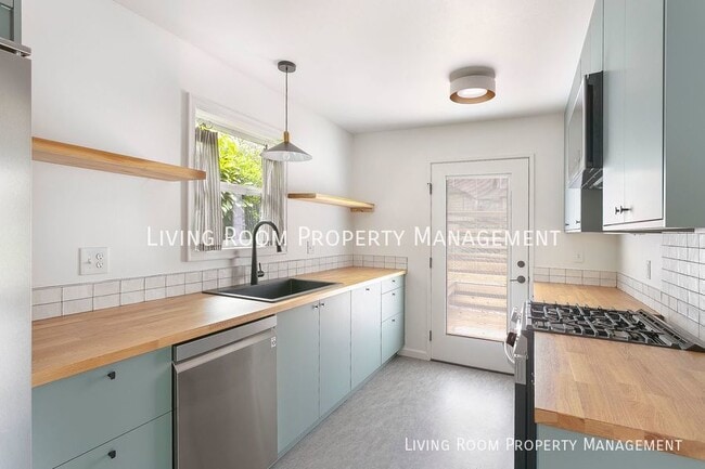 Building Photo - Stylish mid-century modern 3 bedroom in th...