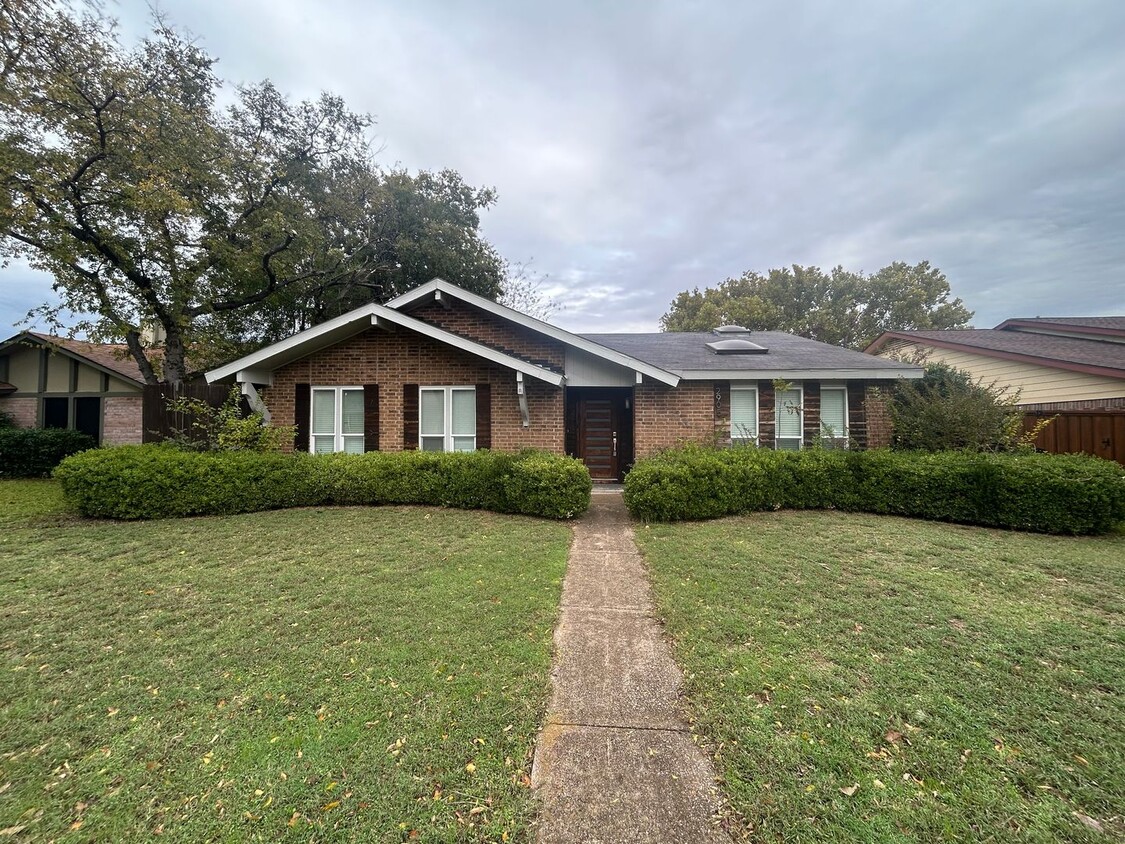 Primary Photo - Spacious Family Home