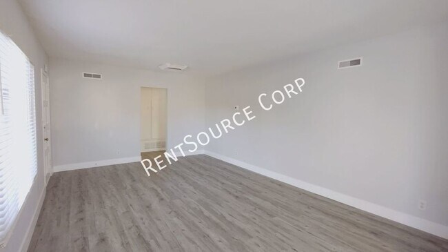 Building Photo - 3 Bedroom 2 Bathroom Single Story home for...