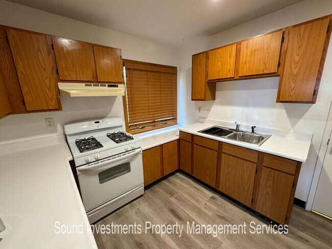 Building Photo - Beautiful 2-bedroom 1 bath Lower-Level Apa...