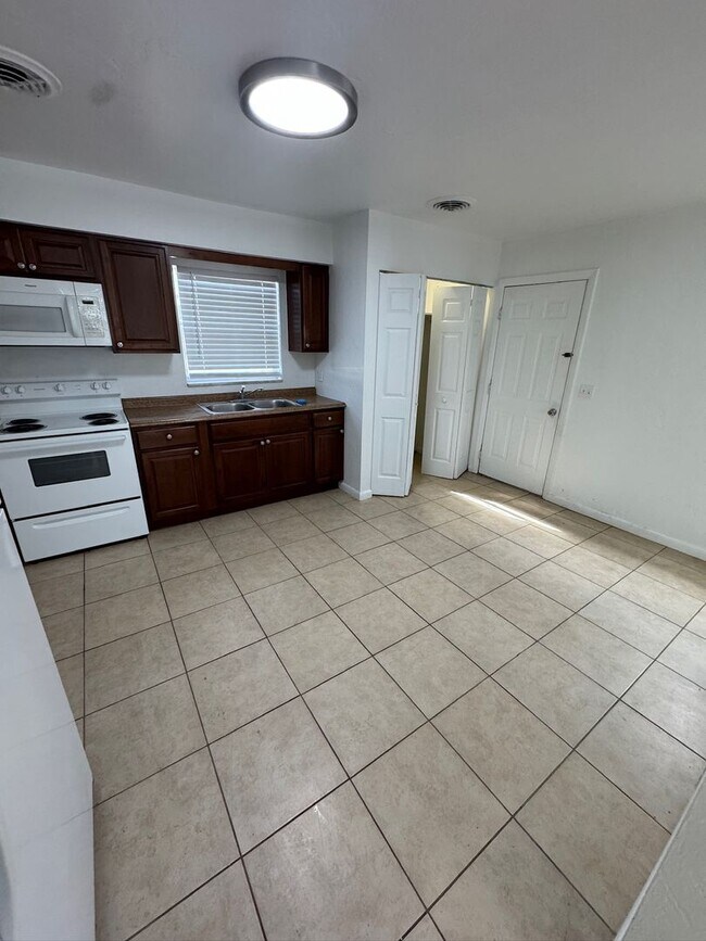 Foto del edificio - 1713 NE 70th St