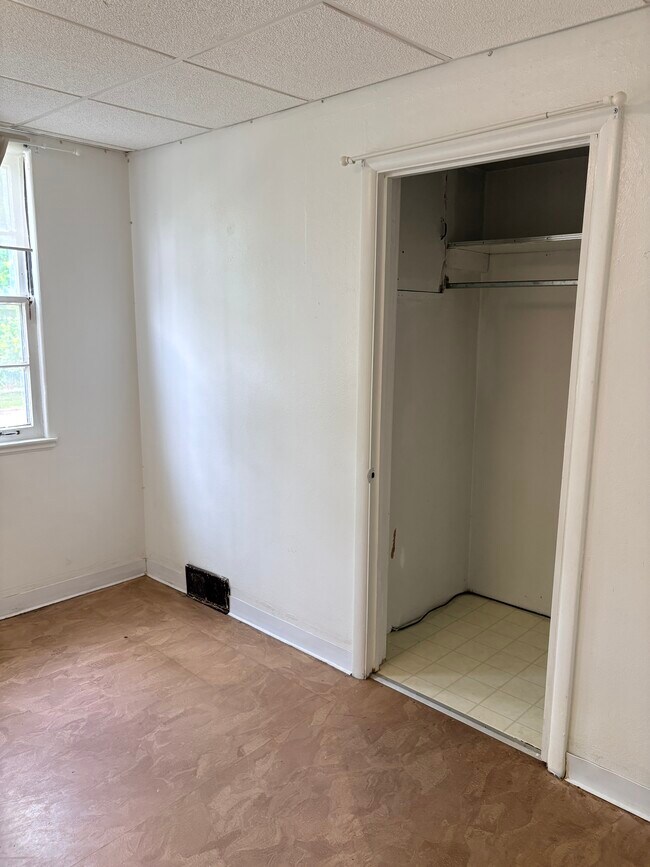 Dormitorio - foto del armario - Unger Apartments - 5-10 Minute Walk to UofM!