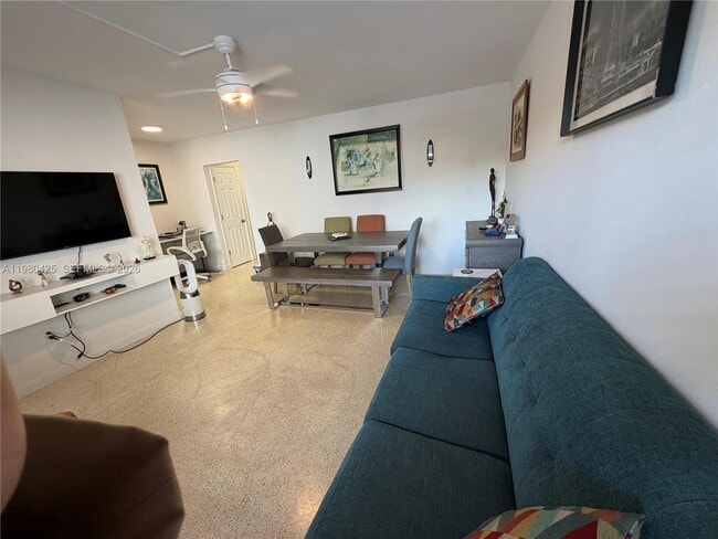 Building Photo - 3055 SW 1st Ave