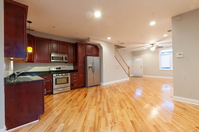 Foto del edificio - Beautiful Three Bed, 2.5 Bath Townhome in Mont Clare!