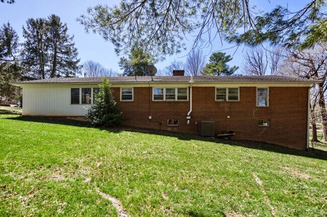 Building Photo - Charming Brick Ranch Home