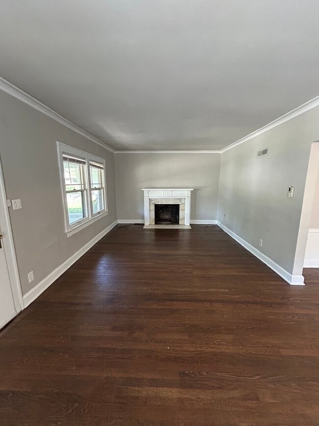 Building Photo - Charming 3-Bed Near UMKC – Hardwood Floors...