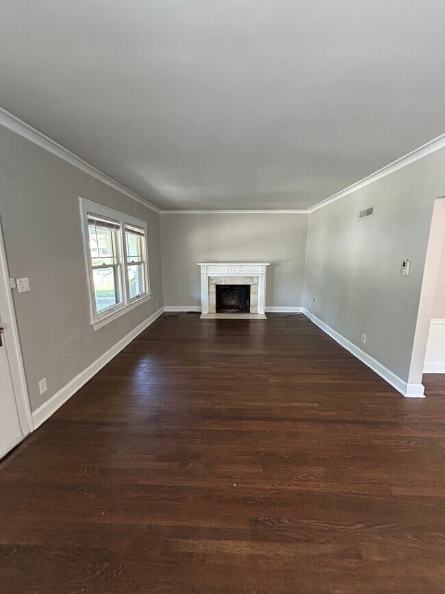 Foto del edificio - Charming 3-Bed Near UMKC – Hardwood Floors...