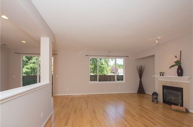 Foto del edificio - 3 bedroom Townhome in Renton Highlands