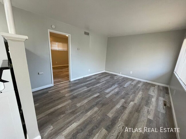 Building Photo - Beautiful 1 Bedroom 1 Bath Located Right O...