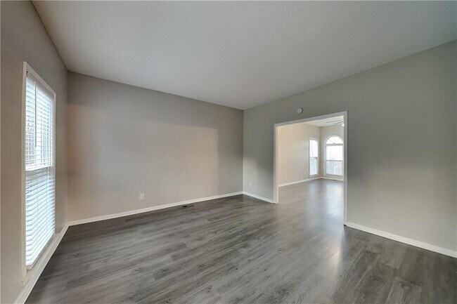 Foto del edificio - 1717 Victoria Way NW