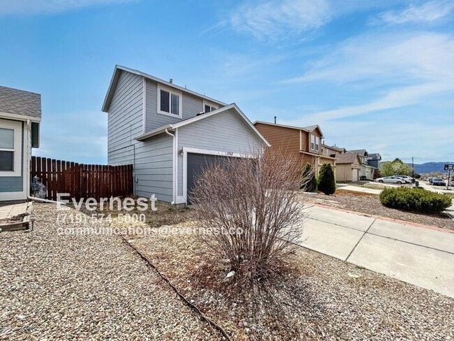 Building Photo - Gorgeous 3-Bedroom Home with Cozy Fireplac...