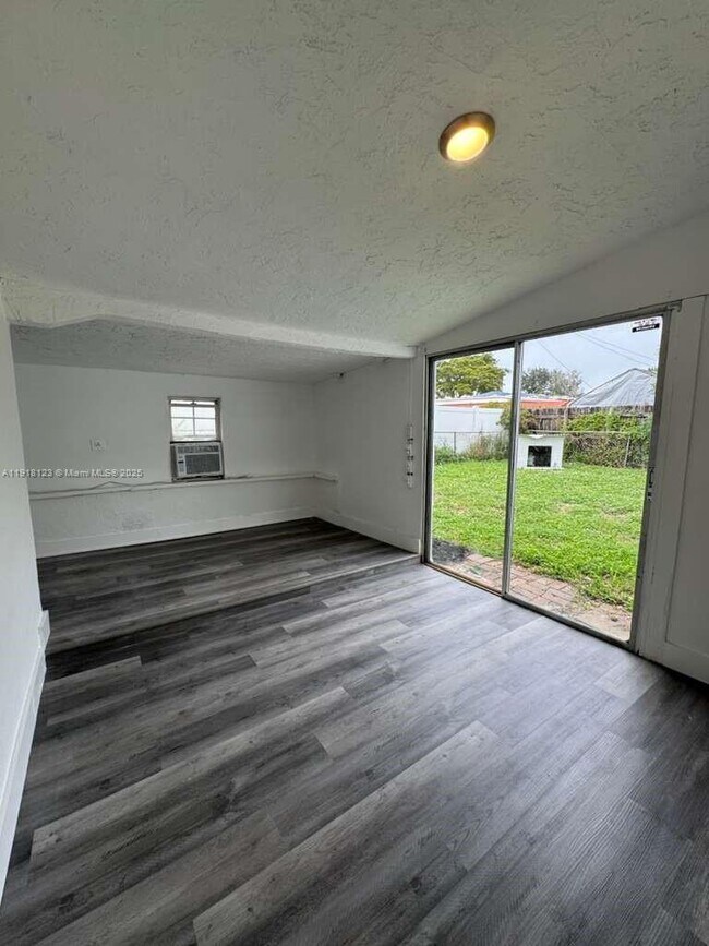 Foto del edificio - 5611 SW 38th St