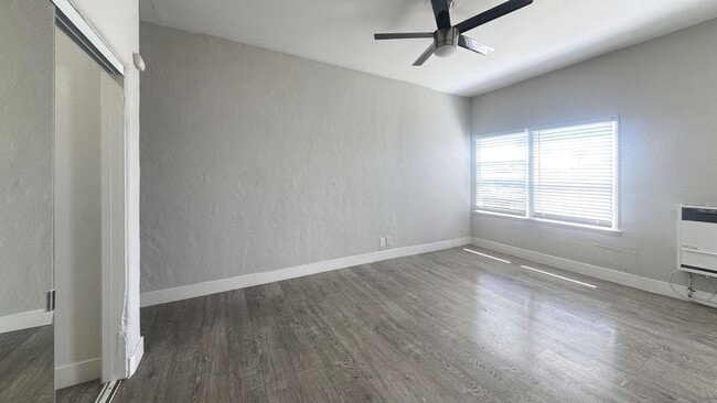 Foto del edificio - Budlong Apartments...Newly Renovated Studio...Hardwood Floors! CALL NOW!