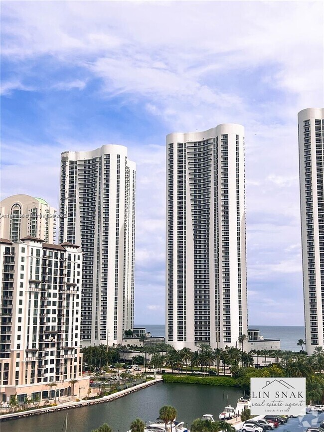 Building Photo - 300 Bayview Dr