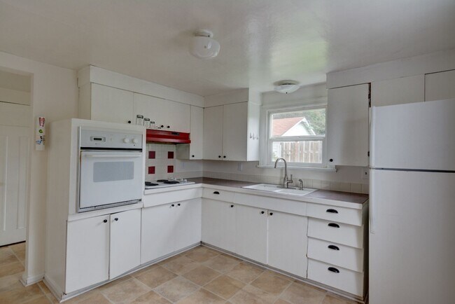 Foto del edificio - Three Bedroom One Bath House