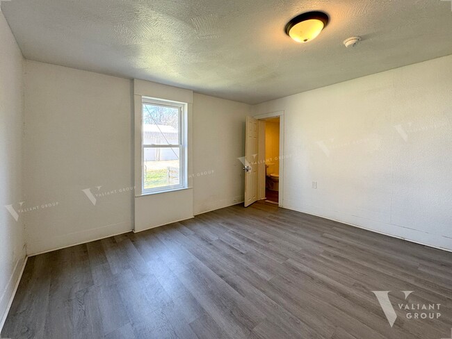 Building Photo - Charming Three-Bedroom, One-Bathroom Bunga...