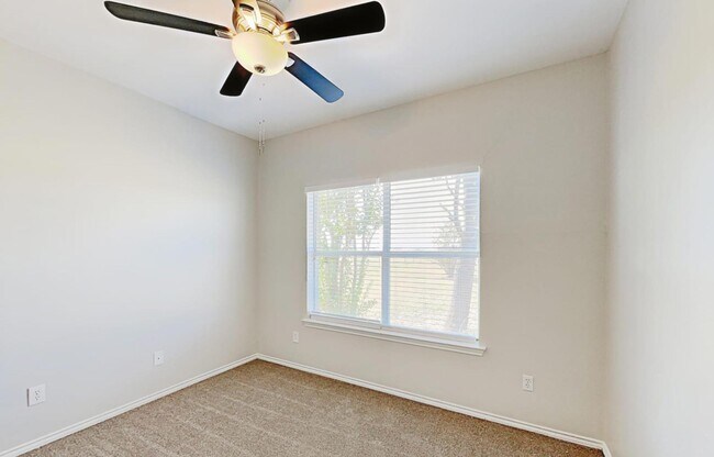 Foto del edificio - AVAILABLE NOW